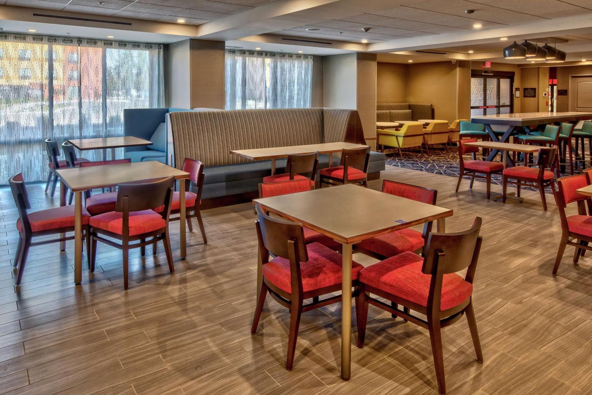 Hampton Inn Fresno Airport Exterior photo